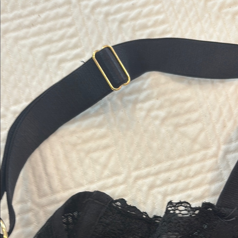 Black Underwire Bra with Adjustable Straps and Molded Cups - Picture 4 of 8